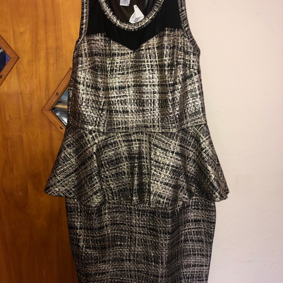 Dresses & Skirts - Black and gold dress